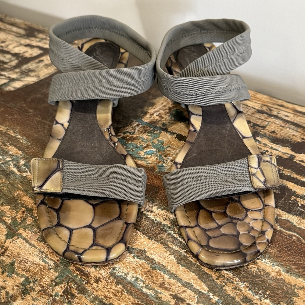 Donald J. Pliner Women's Stretchy Strap Sandals Embossed Reptile Heels Sz 8.5 N